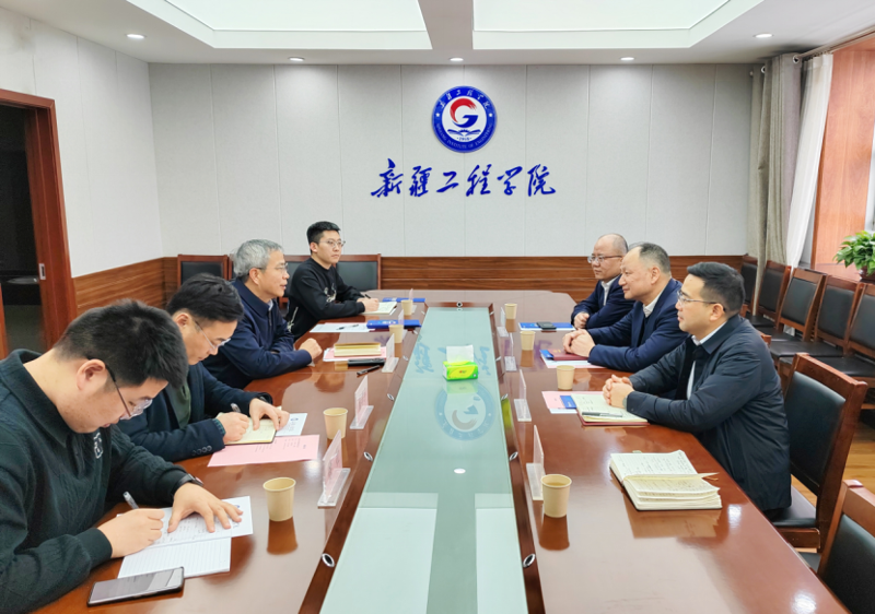 周鴻與新疆工程學(xué)院黨委副書記、校長周建平舉行會談